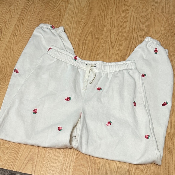 Olive & Oak Pants - Olive & Oak White Sweatpants with Strawberry Print